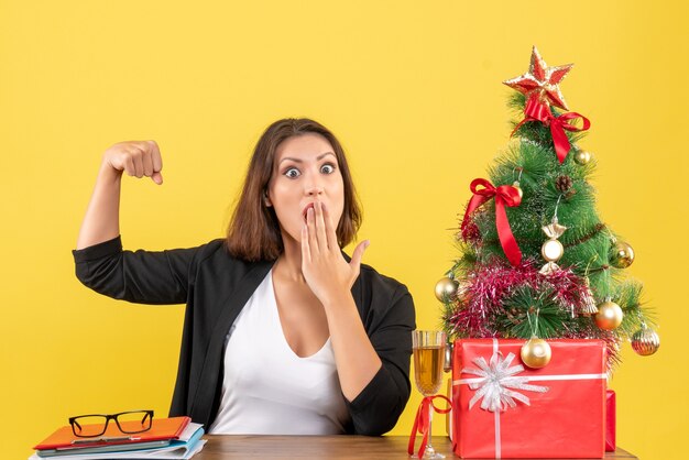 Humor de Natal com jovem empresária séria, emocional, nervosa e chocada