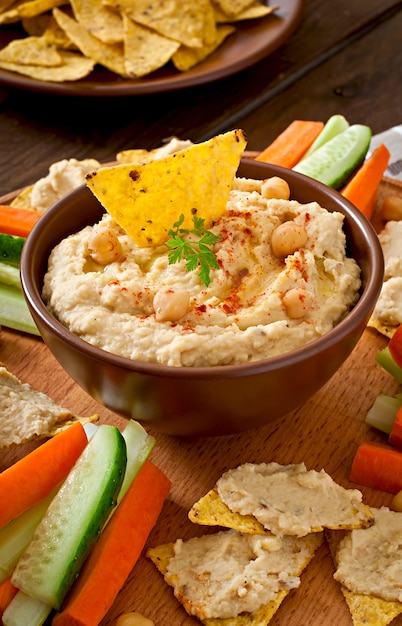 Humus caseiro saudável com azeite e pita chips