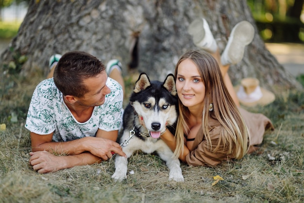 Foto grátis husky e jovem casal