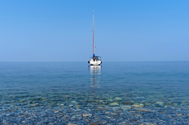 Iates de luxo no oceano azul.