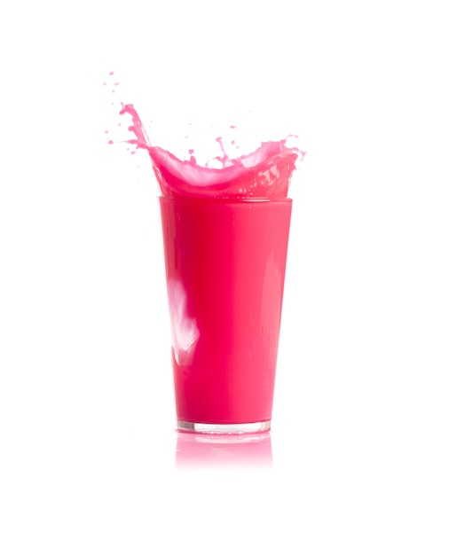 Ice caindo em um copo com bebida rosa