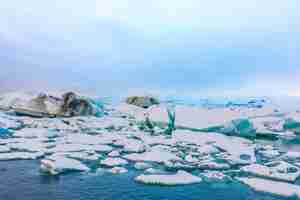 Foto grátis icebergs em glacier lagoon, na islândia.