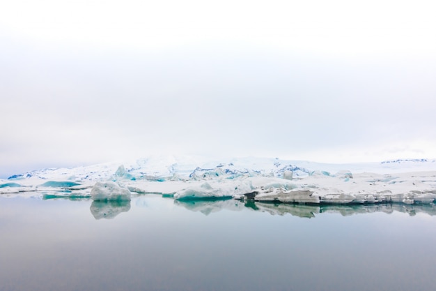 Icebergs em Glacier Lagoon, na Islândia.