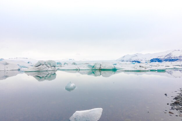 Icebergs em Glacier Lagoon, na Islândia.
