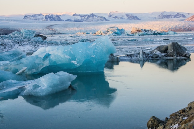 Icebergs perto da água congelada no nevado Jokulsarlon, Islândia