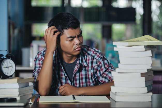 Ícone educacional: aluno cansado em uma biblioteca