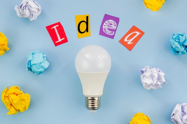 Idéia colorida palavra letras e lâmpada real
