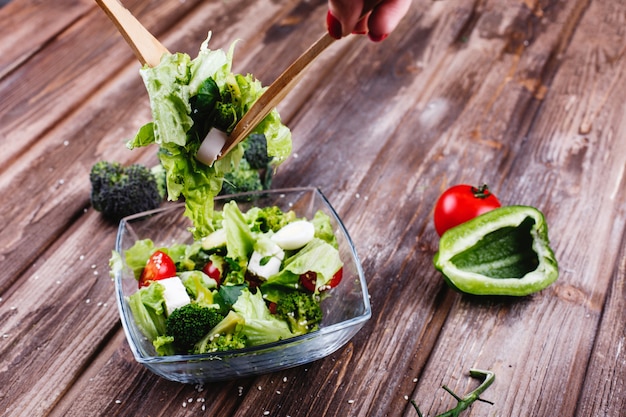 Foto grátis idéias de almoço ou jantar. salada fresca de hortaliças, abacate, pimentão verde, tomate cereja