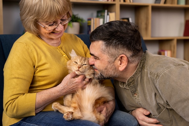 Foto grátis idosos com gato de estimação