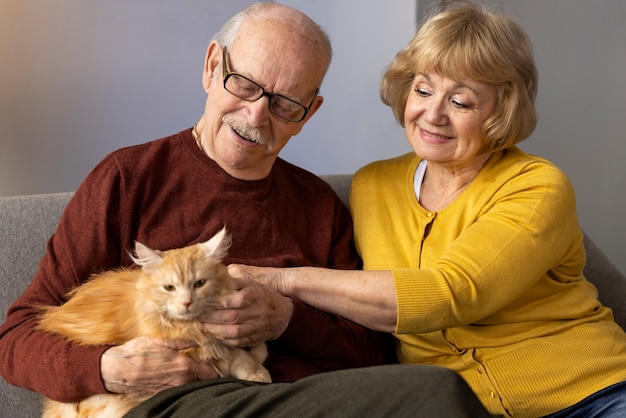 Foto grátis idosos com gato de estimação