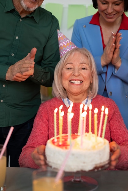 Idosos comemorando seu aniversário