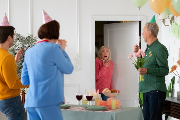 Foto grátis idosos comemorando seu aniversário