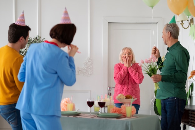 Idosos comemorando seu aniversário