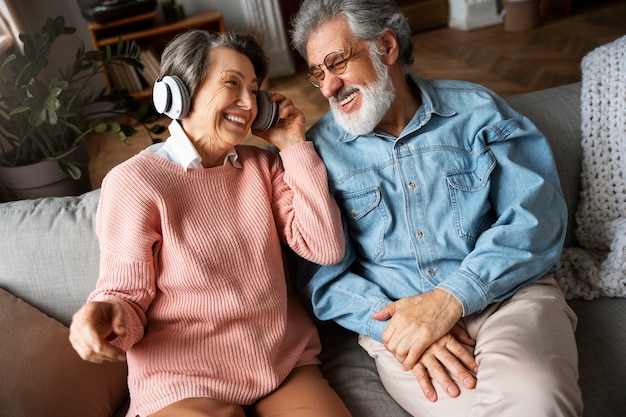 Idosos de alto ângulo com fones de ouvido