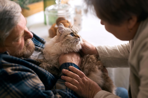 Foto grátis idosos de alto ângulo com gato