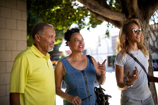 Foto grátis idosos de tiro médio caminhando juntos