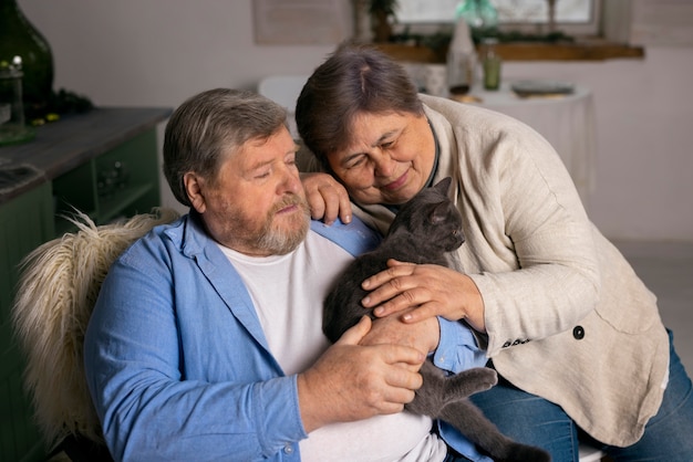 Foto grátis idosos de tiro médio com gato