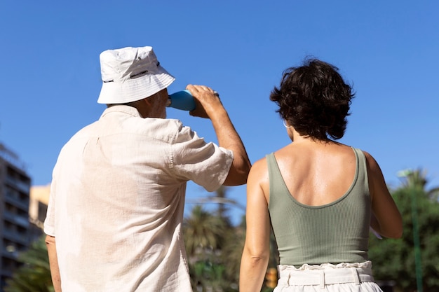 Idosos lutando com o calor