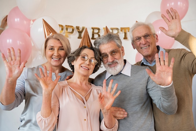 Foto grátis idosos se divertindo na festa