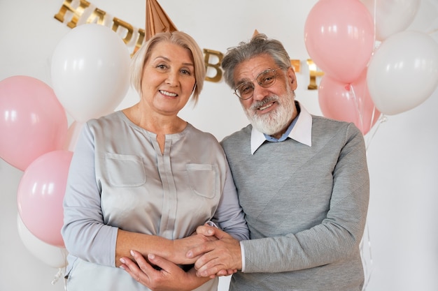 Foto grátis idosos se divertindo na festa