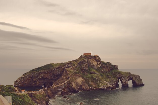 Igreja antiga em uma colina em uma ilha, San Juan de Gazteluatxe, Vizcay, Espanha