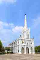 Foto grátis igreja católica em samut songkhram tailândia