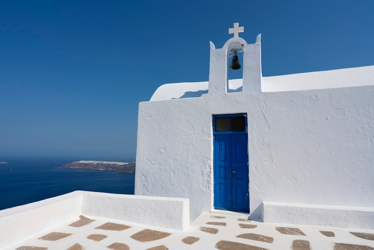 Foto grátis igreja clássica em imerovigli, santorini, grécia