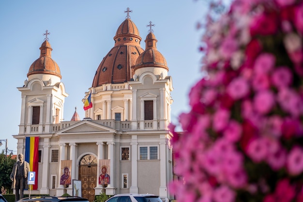 Igreja da Anunciação e Estátua de Emil Dandea de Targu Mures Romênia