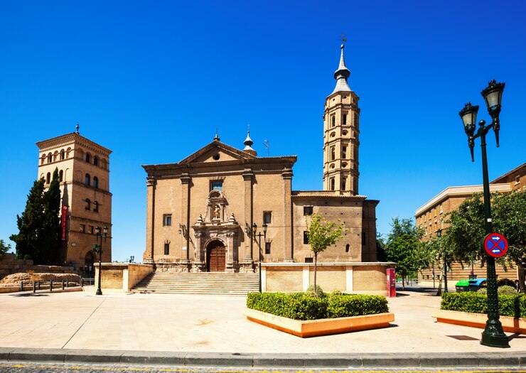 Foto grátis igreja de san juan de los panetes e torre zuda
