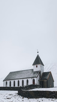 Igreja nórdica da cidade nas ilhas faroe