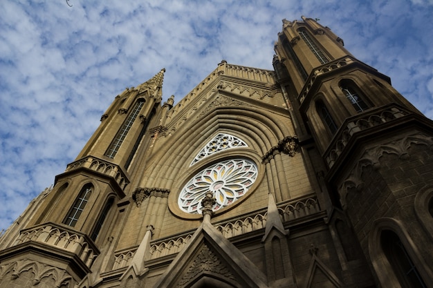 Igreja velha com o céu ao fundo