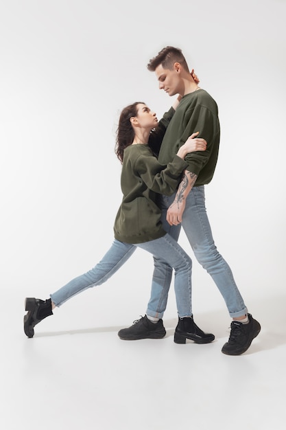 Igualdade. Casal na moda elegante isolado na parede branca do estúdio.