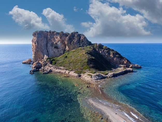 Ilha do castelo cifit na cidade de seferihisar doäÿanbey, cidade de izmir - turquia Foto Premium