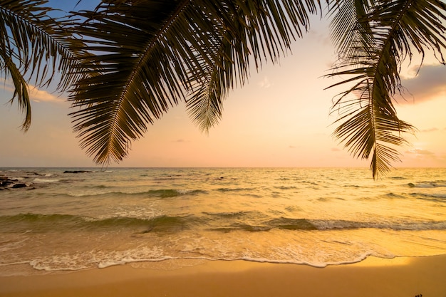 Ilha paradisíaca bonita com praia e mar