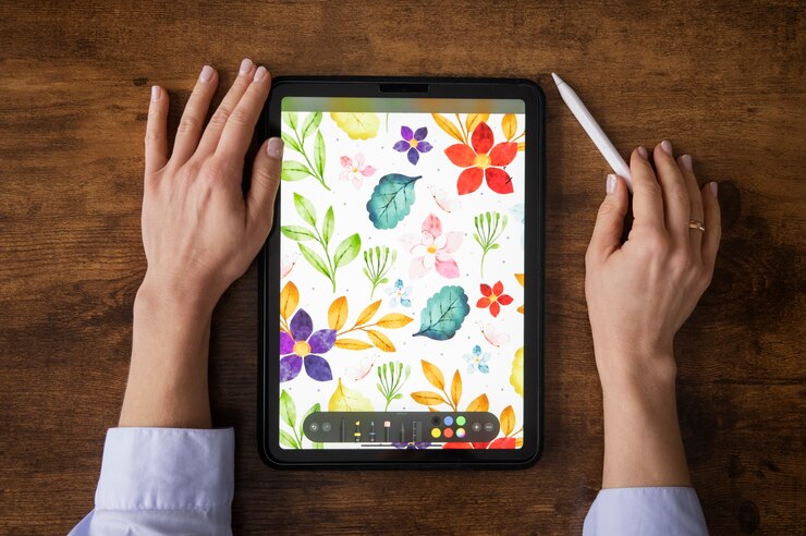 Foto grátis illustrator desenhando na vista superior do ipad
