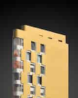 Foto grátis ilustração vertical de uma estrutura amarela em um preto