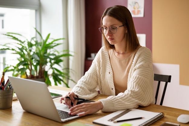 Foto grátis ilustrador feminino adulto trabalhando no tablet