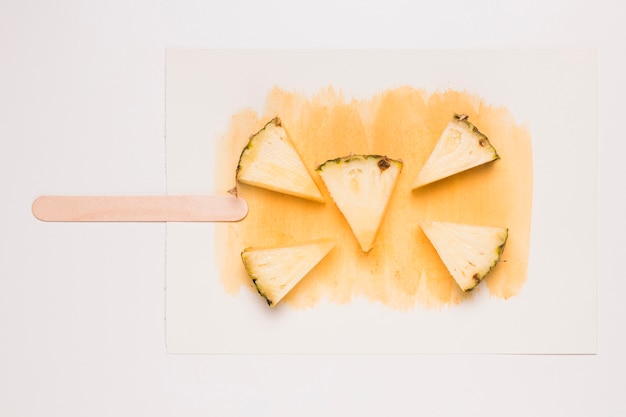 Imagem abstrata de sorvete de abacaxi em aquarela respingo