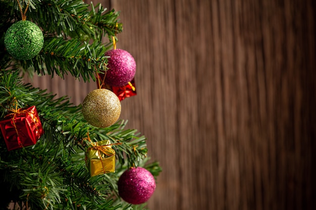 Foto grátis imagem aproximada da árvore de natal decorada com enfeites