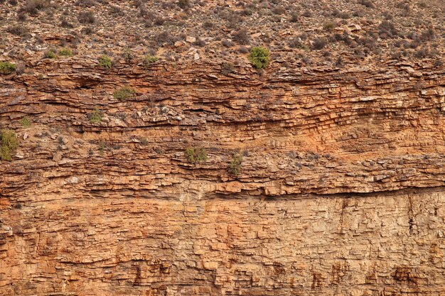 Imagem aproximada de uma formação rochosa na zona rural