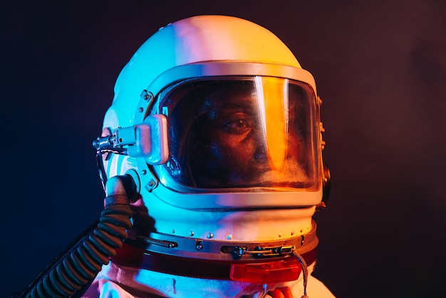 Imagem cinematográfica de um astronauta retrato colorido de um homem com traje espacial