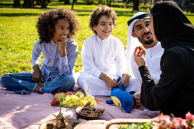 Imagem cinematográfica de uma família dos emirados passando um tempo no parque