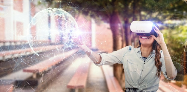 Imagem composta de jovem feliz gesticulando ao usar simulador de realidade virtual