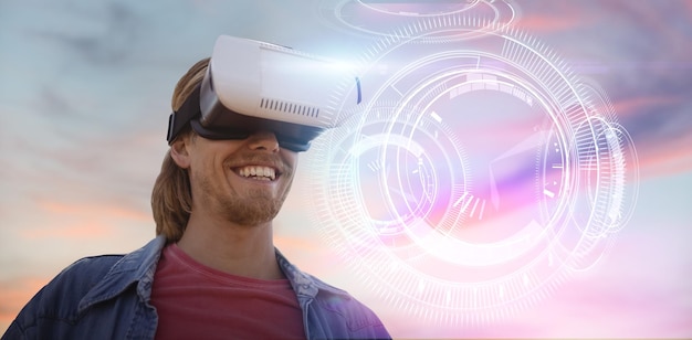 Imagem composta de jovem sorridente usando simulador de realidade virtual