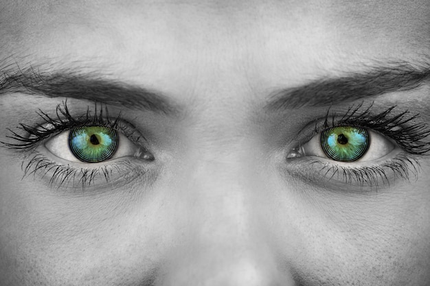 Imagem composta de olhos azuis em rosto cinza