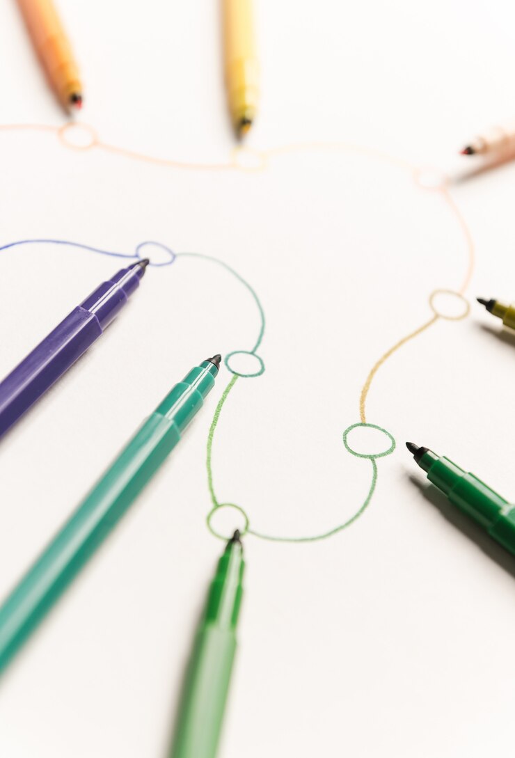 Foto grátis imagem da rota linear com pontos pintados com marcadores coloridos em papel branco. espaço para logotipo, títulos