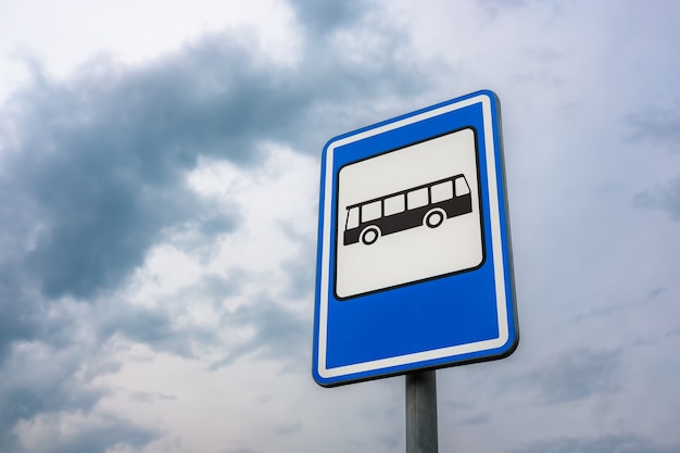 Imagem de ângulo baixo de uma placa de parada de ônibus