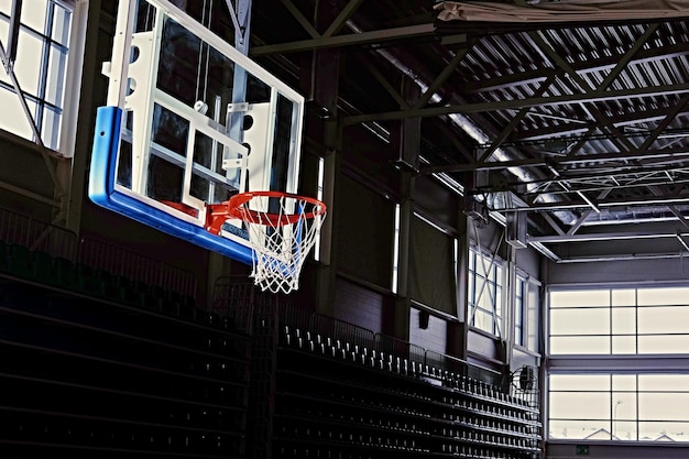 Imagem de close-up de uma cesta de basquete em um salão de jogos.