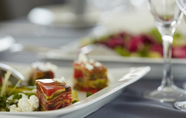 Imagem de close-up de uma mesa festiva com pratos diferentes. Evento festivo, festa ou recepção de casamento.