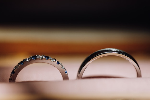 Imagem de delicados anéis de casamento na caixa
